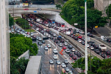 Sao Paulo 'da şiddetli yağış var. 8 Aralık 2020, Sao Paulo, Brezilya: Sao Paulo şehir merkezindeki sağanak yağış sel ve insanların akışını etkiliyor