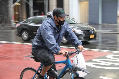 1 Eylül 2020, New York, ABD: Bu sabah New York 'ta hafif bir yağış, bazılarının şemsiye kullanmak zorunda kalması nedeniyle New Yorkluların ve turistlerin rutinlerini değiştirdi. (Fotoğraf: Niyi Fote / TheNews2 / Depozito Fotoğrafları) 