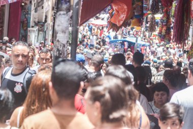 SAO PAULO, SP, 12.27.2019 - MOVEMENT - Sao Paulo şehir merkezindeki Rua 25 de Marco bölgesinde hareket   