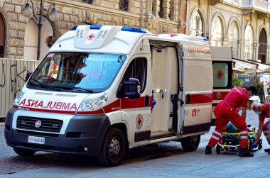 (Milano 'da bir bisikletçinin kazası oldu. 28 Mayıs 2020, Milano, İtalya: Kurtarma ekipleri bir kazada bisiklete binen genç bir kadının yardımına koştu ve birçok kişi bu durumdan etkilendi. 