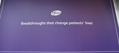 9 Kasım 2020, New York, ABD: Pfizer şirketi son denemelerinde% 90 verimlilik içeren bir Covid-19 aşısını yeni duyurdu ve ABD FDA 'dan geçici yetki talep etti. Doğu 42, New York 'taki dünya karargahlarında.