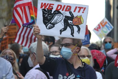 (İnsanlar Joe Biden 'ın 46. başkan olarak zaferini kutlamak için 7. caddeye yürüyorlar. 7 Kasım 2020, New York, ABD: Joe Biden 'ın ABD' nin 46. Başkanı olarak zaferini kutlamak için 7. (F