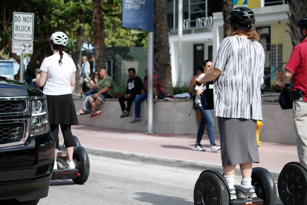 Miami Usa 2020 Persone Che Camminano Sulla Spiaggia Miami Usa — Foto Stock