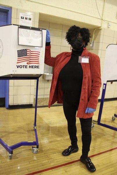 24 октября 2020 года, Нью-Йорк, США: Досрочное голосование в Нью-Йорке началось сегодня 24 октября и продлится до 1 ноября. В средней школе Роберта Вагнера в Манхэттене, Нью-Йорк, есть длинная очередь людей, ожидающих долгое время до открытия 