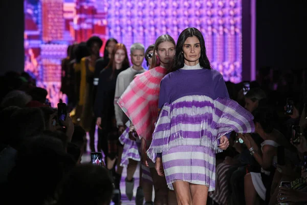 SAO PAULO, SP, 15.10.2019 - SPFW N48 - Korshi markasının geçit töreni 
