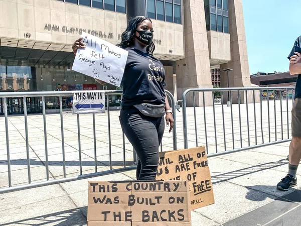 和平的黑人生活在哈莱姆举行抗议活动 2020年6月9日 美国纽约哈莱姆 黑人生活组织成员聚集在哈莱姆的亚当 克莱顿 鲍威尔 Adam Clayton Powell 州立办公大楼前 — 图库照片