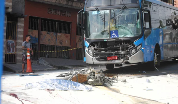 Int サンパウロのグラジャウ バスターミナルでの事故2020年3月30日ブラジル サンパウロ バスのターミナル前でバイクが墜落し 男性が死亡し 女性が重傷を負いました 消防士によると 女性は心霊薬を持っていた — ストック写真