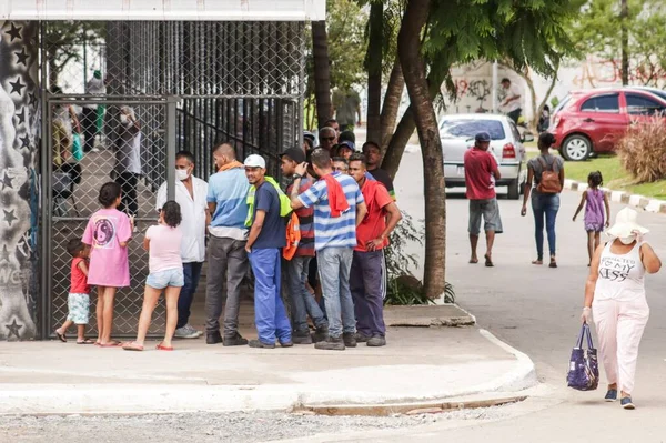 ブラジルのサンパウロ州ガウルホスの通りの人々 — ストック写真