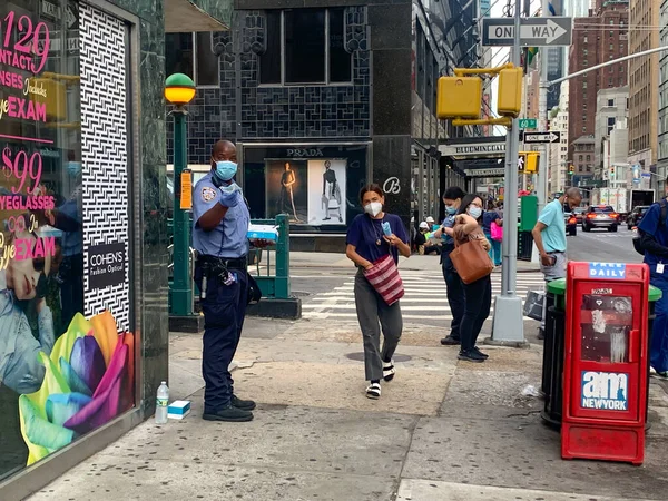 Nuevo Oficiales Policía Distribuyen Mascarillas Faciales Personas Manhattan Junio 2020 —  Fotos de Stock