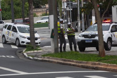 Yeniden seçilen belediye başkanının ve seçilen meclis üyelerinin yemin töreni sırasında protesto. 1 Ocak 2021, Sao Paulo, Brezilya
