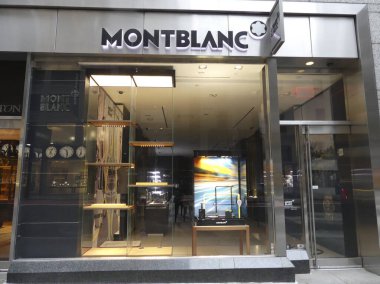 (Covid-19 / New York 'ta Hareket. 29 Mart 2020, New York, ABD: Coronavirus salgını yüzünden Apple mağazası ve Trump Kulesi kapatıldı ve New York 'ta sokaklar boşaldı