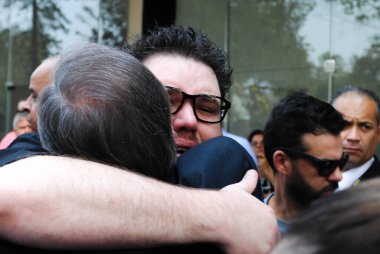 SAO PAULO, SP, 16.09.2019: ROBERTO-LILE-ENTERRO - Rodrigo Leal 'in oğlu babasına veda ediyor ve şarkıcı Roberto Leal' in cenazesine katılan arkadaşlarını ve ailesini bu pazartesi So Paulo 'nun güneyindeki Semiterio Congonhas' ta karşılıyor. (16), açı