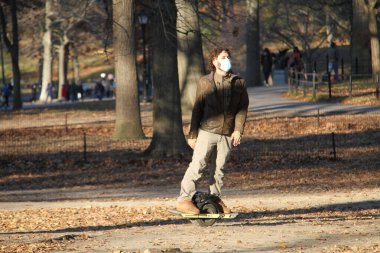 NOVA YORK (EUA), 05 / 02 / 2021 - MOVIMENTACAO CENTACAO PARK - Com a rescaldo da nevasca do dia anterior, nova-iorquinos e turistas sao vistos se divertindo se Central Park. Criancas fazendo snowboard, pessoas andando de carruagem, fazendo boneco de neve