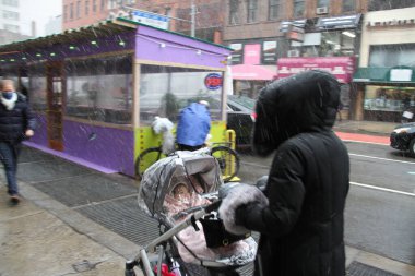 9 Aralık 2020, New York, ABD: New York şehri bu sabah kar ve soğukla yüzleşti ve şemsiyeler, ceketler ve yağmurluklarla kendilerini korumaya zorlanan insanların akışını etkiledi. (Fotoğraf: Niyi Fote / TheNews2 / Depozito Fotoğrafları) 