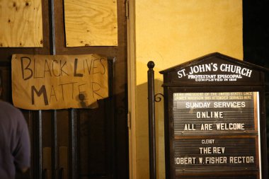 (George Floyd 'un ölümü üzerine Beyaz Saray' da protesto. 2 Haziran 2020 'de, Washington DC, ABD: Protestocular, George Floyd' un Minneapolis 'te öldürülmesi ve ABD ordusunun geri çekilmesi üzerine Beyaz Saray önünde kızgınlıklarını ve hayal kırıklıklarını gösterdiler.