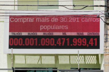 Impostometre, Sao Paulo 'da toplanan bir Trilyon Brezilyalı Reais' i gösteriyor. 6 Eylül 2020, Sao Paulo, Brezilya: Sao Paulo Ticaret Derneği 'nin Impostometresi 1.383.502.184.763.77 dolara ulaştı.