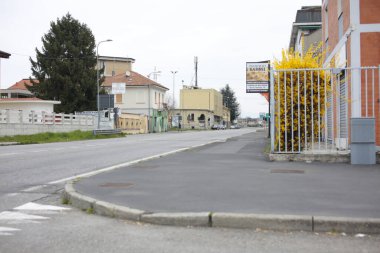 Tecrit İtalya 'da. 8 Ekim 2020, Milano, İtalya: Milano Katedrali 'nin etrafındaki insan hareketleri tecrit geri döndü. Çarşamba günü onaylanan kararname olağanüstü hal süresini 31 Ocak 2021 'e kadar uzattı.