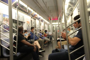 Nova York (EUA), 14 / 09 / 2020 - MULTA / 50 / PASSAGEIROS QUE NAO USAM MASCARAS / METRO / NOVA YORK - A partir de hoje, quaisquaisquer passageiros que nao usem mascaras no metro de Nova York serao multados em US $50 pela MTA (Metropolitan Transportation Au)