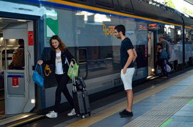 (Demiryolu istasyonunda hareketlilik var. 19 Haziran 2020, Rimini, İtalya: İtalya 'da sınırların açılmasından sonra, turizm şehri Rimini meşgul oluyor. Rimini Tren İstasyonu bu Cuma çok sayıda turist ağırlayacak.