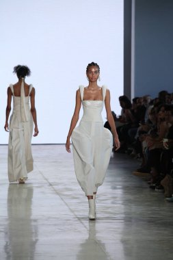 SAO PAULO, SP, 10 / 17 / 2019 - SPFW N48 - Perşembe gecesi Sao Paulo 'daki Ibirapuera Park' taki Pavilhao das Culturas Brasileiras 'taki SPFW N48 marka geçit töreni 