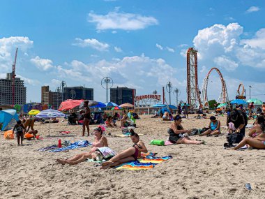 2 Temmuz 2020, Coney Adası, Brooklyn, New York, ABD: Brooklyn 'deki Coney Adası' nda insan hareketi. New York 'taki plajlar şehri vuran Covid-19 salgını nedeniyle dün (01) tecritten sonra tekrar açıldı. Ancak, insanların çoğu...