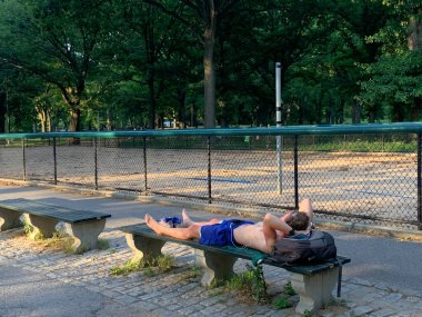 NOVA YORK (EUA), 05 / 02 / 2021 - MOVIMENTACAO CENTACAO PARK - Com a rescaldo da nevasca do dia anterior, nova-iorquinos e turistas sao vistos se divertindo se Central Park. Criancas fazendo snowboard, pessoas andando de carruagem, fazendo boneco de neve