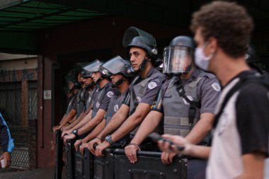 (Sao Paulo 'da protestocular gözaltına alındı. 7 Haziran 2020, Sao Paulo, Brezilya: Pinheiros Mahallesi 'nde faşizm ve ırkçılığa karşı eylem sırasında protestocular askeri polisle karşılaştıktan sonra gözaltına alındı