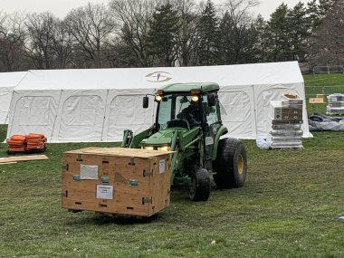 NOVA YORK (EUA), 05 / 02 / 2021 - MOVIMENTACAO CENTACAO PARK - Com a rescaldo da nevasca do dia anterior, nova-iorquinos e turistas sao vistos se divertindo se Central Park. Criancas fazendo snowboard, pessoas andando de carruagem, fazendo boneco de neve