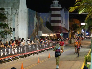 2020 Demir Adam Triatlon 'u Meksika' nın Cozumel Tatil Köyü 'ndeki büyük kalabalığı cezbetti. 22 Kasım 2020, Cozumel Adası, Yucatan, Quintana Roo, Meksika: Patlayan ve parti veren Maya Riviera 'nın huzurlu plajlarında efsanevi Demir Adam Triatlonu kanepede uçar