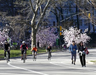 (COVID-19, Central Park 'ta hareket var. 28 Mart 2020, New York, ABD: Central Park 'ta bu Cumartesi sabahı insan hareketleri. Koronavirüs salgınına rağmen parkta çok fazla hareket var.