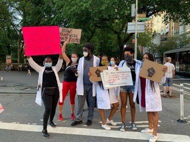 (Ön cephedeki sağlık çalışanları George Floyd 'u barışçıl bir şekilde protesto ediyor. 6 Haziran 2020, New York, ABD: Hemşireler, doktorlar ve farklı sağlık kurumlarından diğerleri gibi ön cephedeki sağlık çalışanları Trump Tower yakınlarındaki Grand Army Plaza, Central Park 'a yürüdüler 