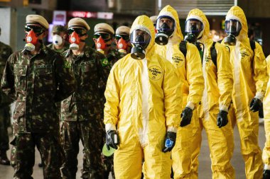 GUARULHOS, SP, 01.07.2020 - CORONAVIRUS / ASSEPSIA / AEROPORTO / GUARULHOS - Agentes do Exercito do Comando Sudeste, usando Equipamento de Protecao Bireysel (EPI) iniciam a desinfeccao da area comum do Aeroporto Internacional de Sao Paulo Governad