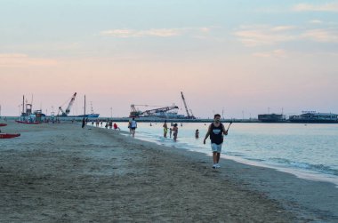 Riviera Romagnola 'da 40 derece. 1 Ağustos 2020 'de İtalya' nın Rimini kentinde Ağustos ayı başı ve artan sıcaklıkla birlikte turistler ve İtalyanlar plajda serinlemek için bundan yararlanıyorlar.