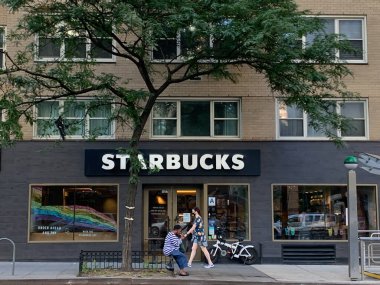(Starbucks, Facebook reklamlarını nefret söylemini keserken durdurdu. 29 Haziran 2020, New York, ABD: Starbucks sosyal medyadaki nefret söylemini durdurmak için Facebook, Instagram ve Twitter platformlarındaki reklamlarını şu şekilde durdurdu
