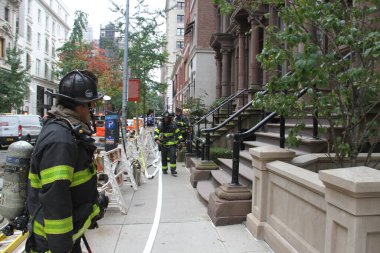 21 Ekim 2020, New York, ABD: Manhattan 'da 5. cadde ile Madison Bulvarı arasında Doğu 63. Cadde' de büyük bir gaz sızıntısı var. Kamu için herhangi bir tehlikeyi önlemek için yollar tıkanır ve...