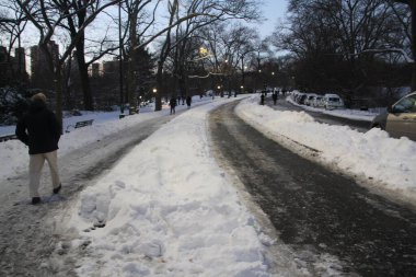 17 Aralık 2020, New York, ABD: New York 'a yağan yoğun kar sonrası pek çok yan etki ve eğlence getirdi. Bu birçok insanın hareket etmesine neden oldu ve Central Park 'taki gölleri dondurdu. 