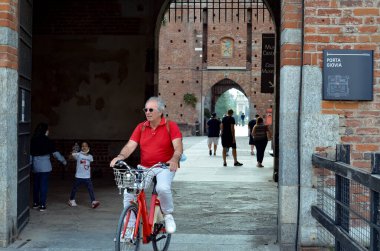 Tecrit İtalya 'da. 8 Ekim 2020, Milano, İtalya: Milano Katedrali 'nin etrafındaki insan hareketleri tecrit geri döndü. Çarşamba günü onaylanan kararname olağanüstü hal süresini 31 Ocak 2021 'e kadar uzattı..