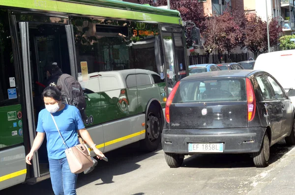 (Covid-19: yüz maskesi bağışı. 02 Mayıs 2020, Milano, İtalya: Brezilyalılar Coronavirus salgını sırasında Milano 'daki San Basilio Kilisesi' nde çocuklar ve yetişkinler için maske yapıyorlar.
