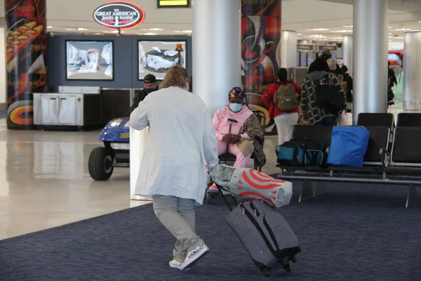 Dezembro 2020 Miami Flórida Eua Movimento Pesado Pessoas Aeroporto Internacional — Fotografia de Stock