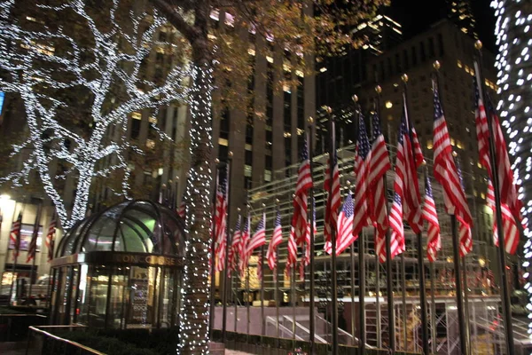 2020年11月15日 美国纽约 洛克菲勒中心 Rockefeller Center 萨克斯等人开始在Covid 19中布置圣诞树和装饰品 在50岁至49岁之间 人们看到工人们通宵工作 在萨克斯前面摆设照明装饰品 — 图库照片