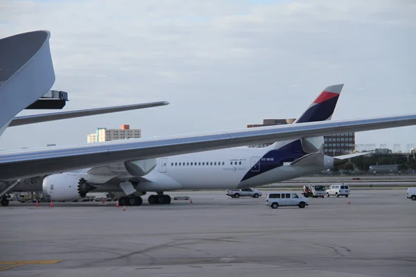 Dezembro 2020 Miami Flórida Eua Movimento Pesado Pessoas Aeroporto Internacional — Fotografia de Stock