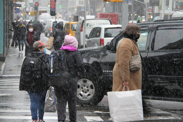 December 9, 2020, New York, USA: The city of New York faced with snowfall and cold this morning affecting the flow of people who are forced to protect themselves with umbrellas, jackets and raincoats. (Foto: Niyi Fote/TheNews2/Deposit Photos)