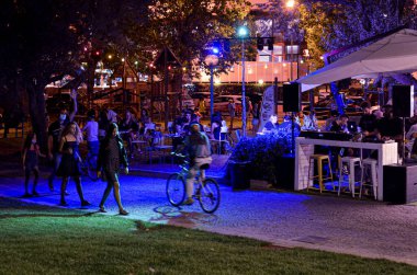 (Kişilikler ve birçok cazibeyle Pembe Gece. 7 Ağustos 2020, Rimini, İtalya: İtalyan Yaz Festivali Rimini kentini ve Emilia-Romagna 'daki diğer kıyı kasabalarını taşımaktadır. Birçok turist ve İtalyan bu hafta sonu aileleriyle eğleniyor.