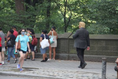 6 Eylül 2020, New York, ABD: ABD Başkanı Donald Trump gibi giyinmiş bir adam, 59. ve 6. caddeler arasındaki trafiği kontrol ediyor. (Fotoğraf: Niyi Fote / TheNews2 / Dep