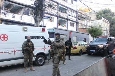 Rio de Janeiro 'da uyuşturucu kaçakçılığı sırasında dört suçlu tarafından rehin tutulan bir aile. 27 Ağustos 2020, Rio de Janeiro, Brezilya: 26 ve 27 Ağustos tarihleri arasında Estacio Centro bölgesinde yoğun bir çatışma yaşandı. 