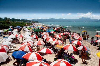 FLORIANOPOLIS, SC, 17.01.2020 - MOVIMENTACAO JURthe-INTERNACIONAL - Praia de Jurere Internacional Hareketi Florianopolis 'in kuzeyinde yer almaktadır. 
