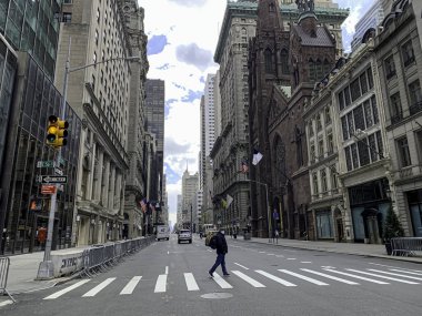 (Covid-19 'un ortasında lüks dükkanlar kapandı. 16 Nisan 2020, New York, ABD: New York 'ta Madison Bulvarı' ndaki lüks dükkanlar, Coronavirus salgını nedeniyle hırsızlığı önlemek için ahşap kaplama ve pencerelerle kapatıldı (covid- 19). İzolasyon ve ho kalmak