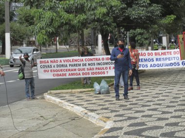 Yeniden seçilen belediye başkanının ve seçilen meclis üyelerinin yemin töreni sırasında protesto. 1 Ocak 2021, Sao Paulo, Brezilya