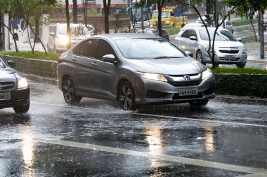 Sao Paulo (SP), 15 / 12 / 2020 - Paulista Bulvarı 'nda Yağmur ve Brezilya' nın Sao Paulo kentindeki Conosalaco Caddesi 