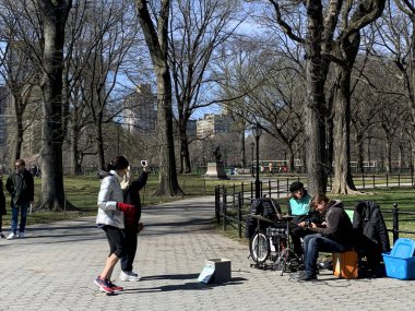 (New York 'taki bazı dükkanlar Coronavirus' un ortasında kapalıdır. 21 Mart 2020, New York, ABD: Bu Cumartesi New York 'taki Coronavirus kararnamesi nedeniyle bazı dükkanlar kapalı ve sokaklar boş. Fotoğraf: Niyi Fote / Thenews2 (Fotoğraf: Niyi Fote / TheN